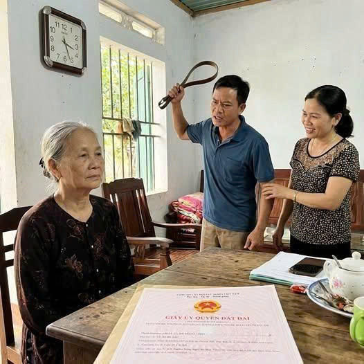 É//p mẹ già ký giấy sang tên đất, vợ chồng con trai bẽ bàng chỉ sau 10 phút vì