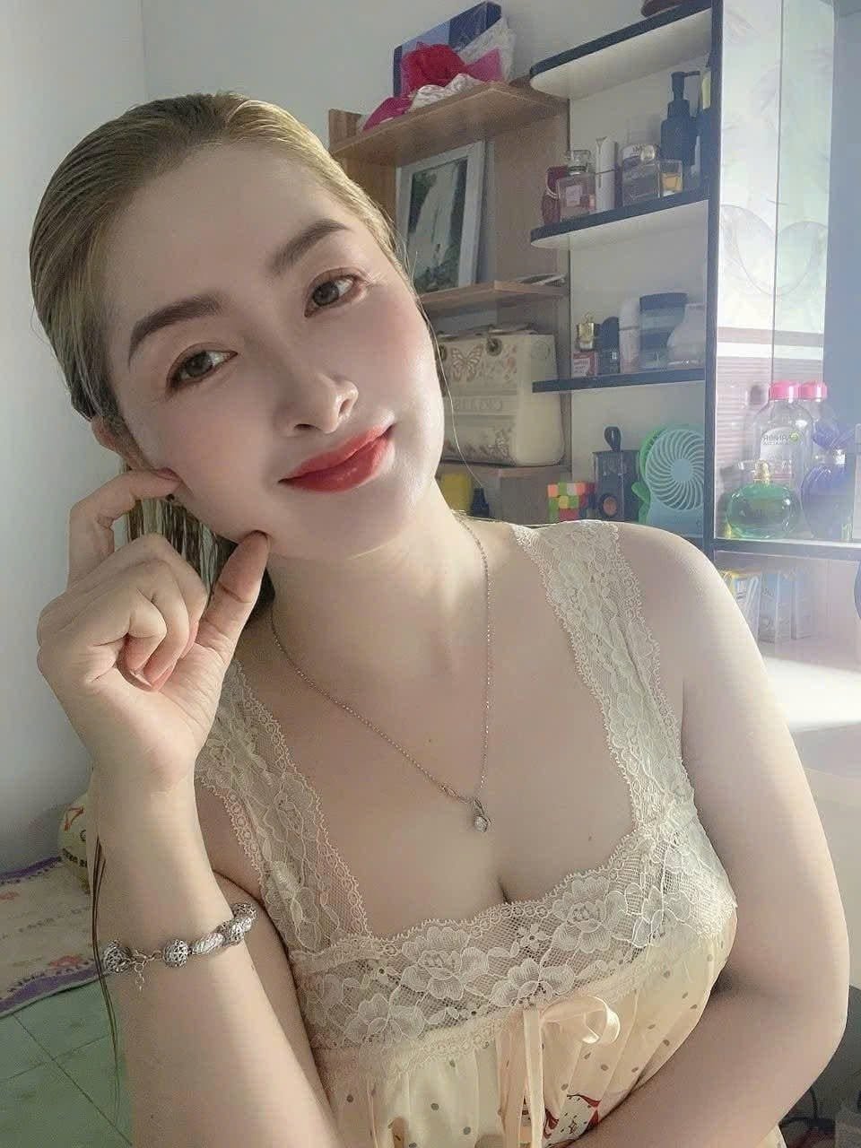 Chồng chị và em đang ở nhà khách nè chị, chị đến đây luôn cho vui