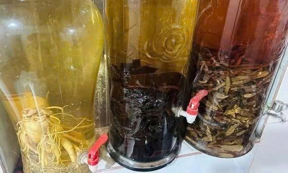 Đ/ộ/c tính ch/e/t người giấu trong những bình rượu tự ngâm