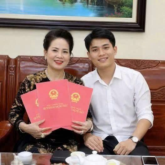 Tôi vừa tròn 20, cao 1m8 quyết cưới vợ 60 dù cả họ phản đối, đêm tân hôn vợ đặt vào tay tôi 3 quyển sổ đỏ cùng với chìa khóa chiếc xe xe porsche 6 tỷ, nhưng lúc vừa v/é/n á/o cô ấy lên thì…