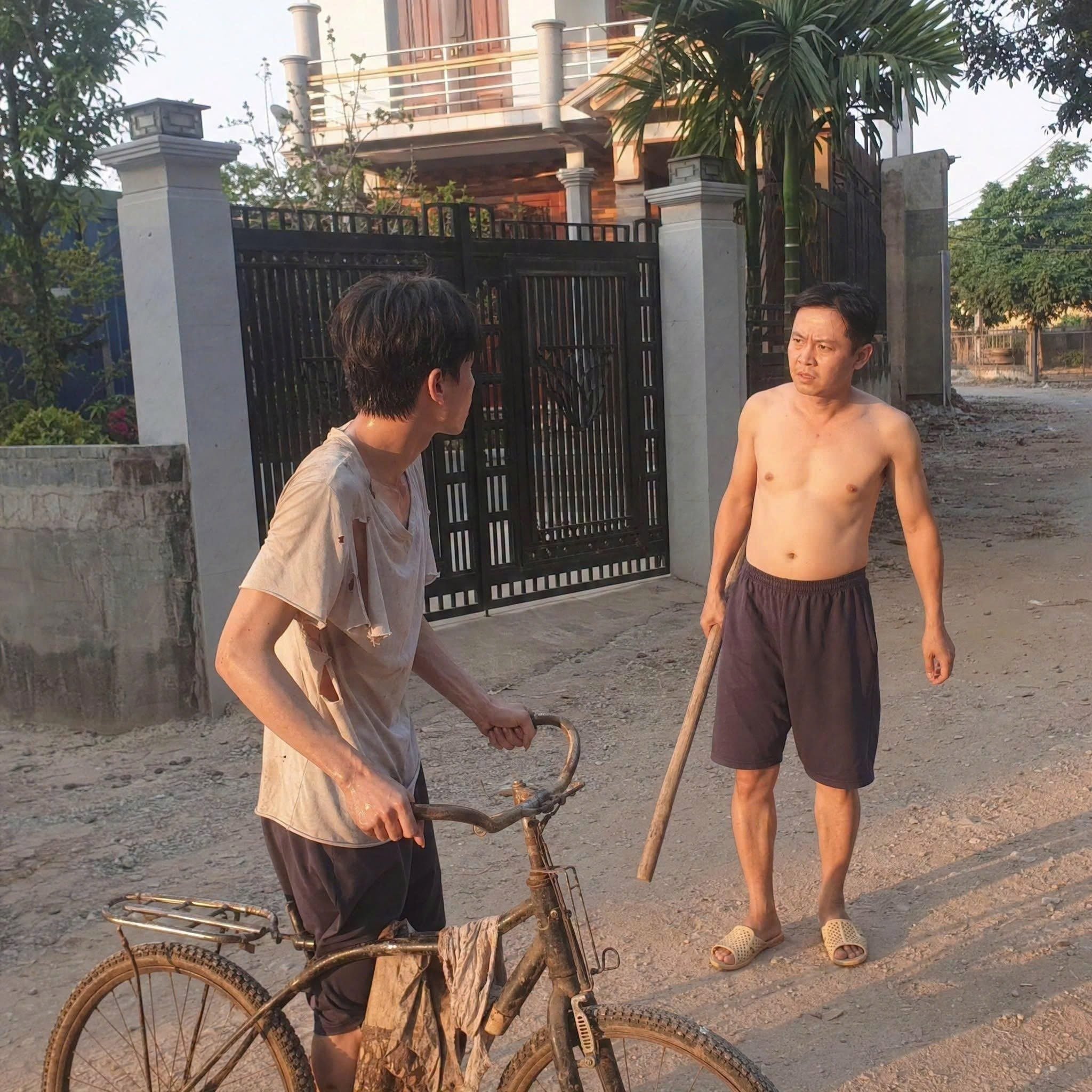 Bị ba mẹ bỏ rơi, đạp 50km xin vay 3 triệu, cuối cùng bị gánh đè bổng