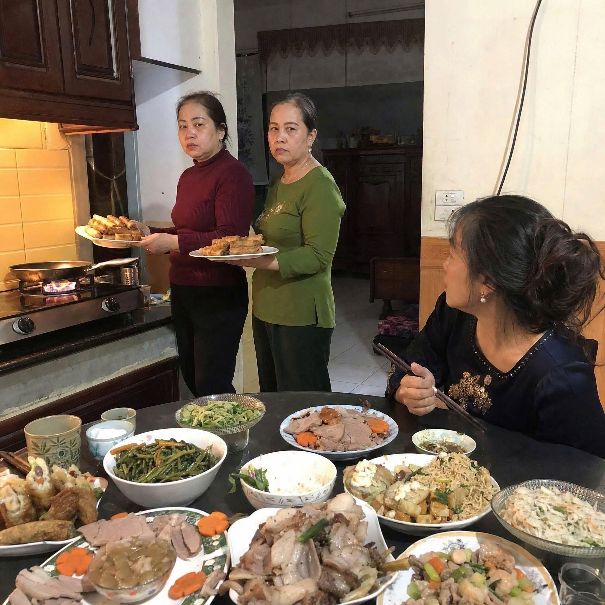 Bữa tiệc Tết “đại hội gia đình” bùng nổ: Đối đầu công nhân và cô gái giàu sang…