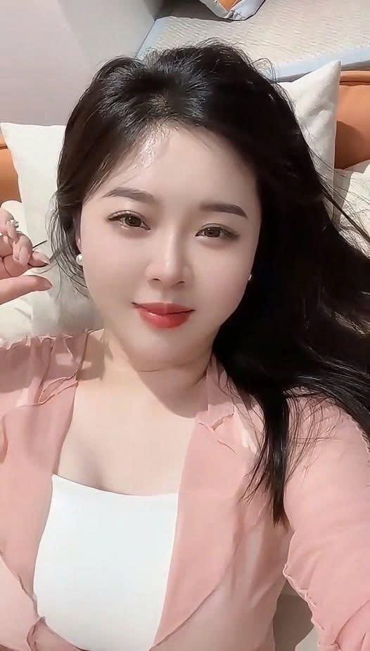 Sếp lạnh lùng ôm tôi trong phòng khách sạn, kết cục không ngờ