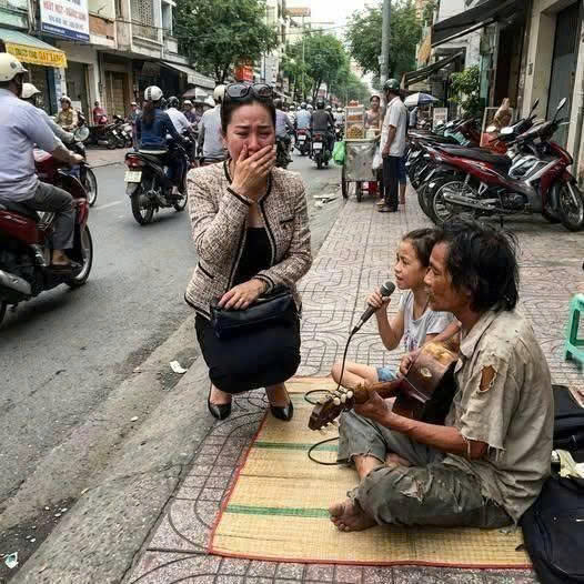 Gặp lại chồng cũ m;ù và con gái hát rong sau 16 năm, nữ tỷ phú khóc như mưa…