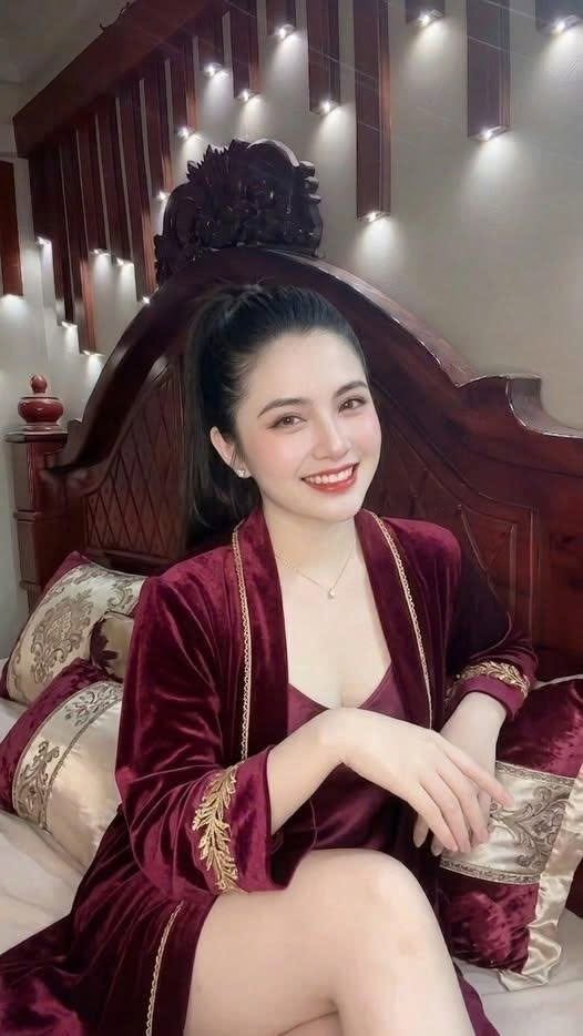 Đi công tác vừa về đến đầu ngõ, chưa kịp mở cửa vào nhà thì cô hàng xóm kéo tôi lại thì thầm: “Bích ơi, chồng cháu có người khác đấy