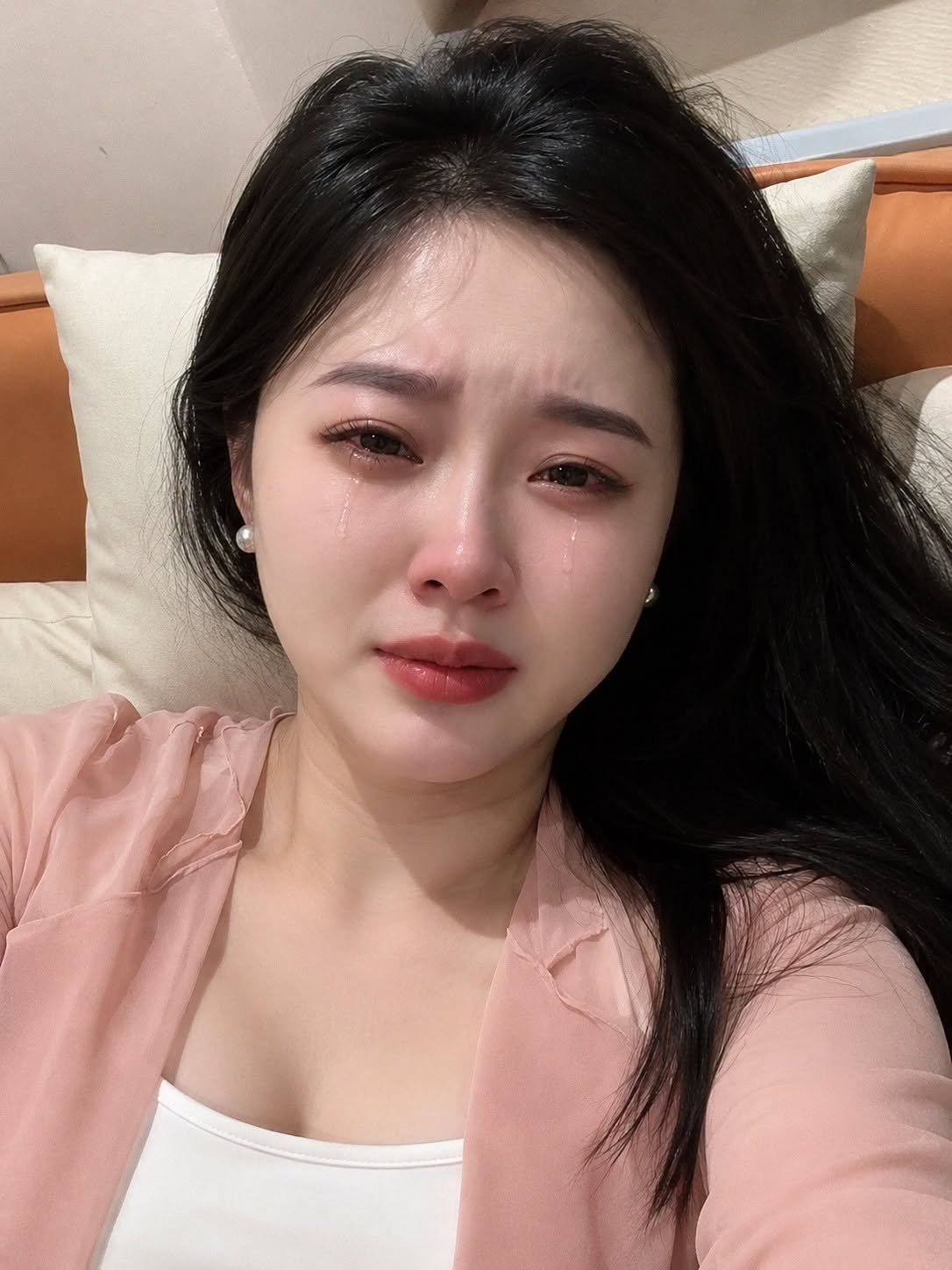Chồng để lại đơn l//y hôn, hí hửng kéo vali chứa 4 tỷ đồng tiền mặt sang sống với nhâ//n tình