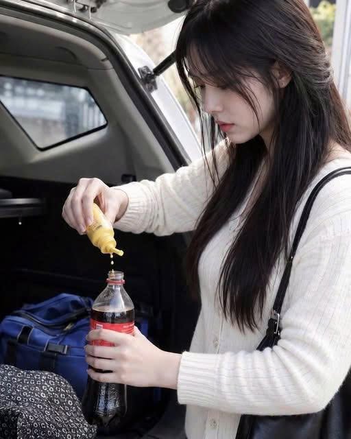 Tôi nhỏ sáu giọt dầu mù tạt vào chai soda