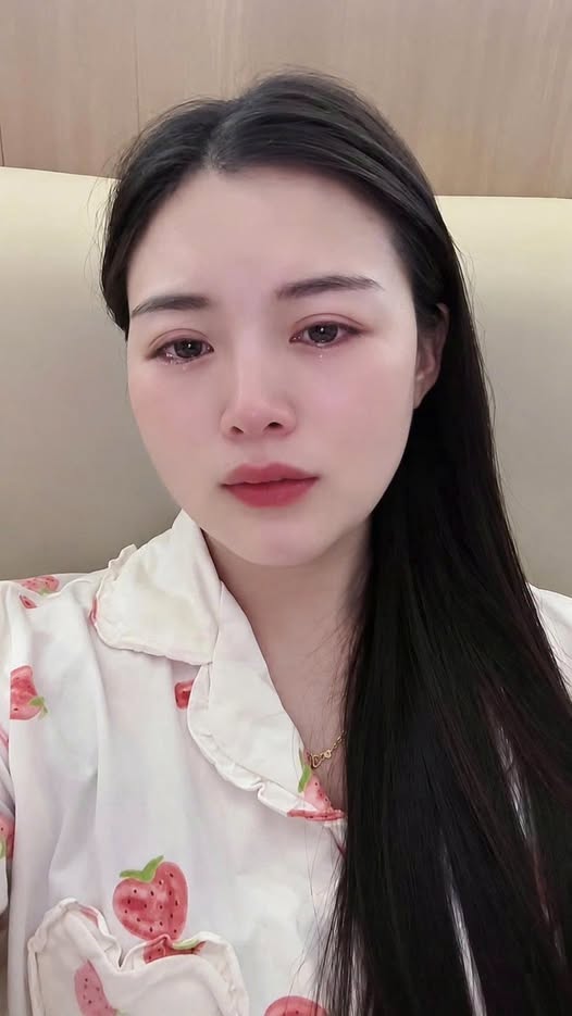 Ngày giỗ mẹ, tôi đưa con gái về quê một đêm, chồng nổi giận vì không có người chăm mẹ hắn nên lái xe tới tận nơi, hất mâm cơm cúng xuống đất: