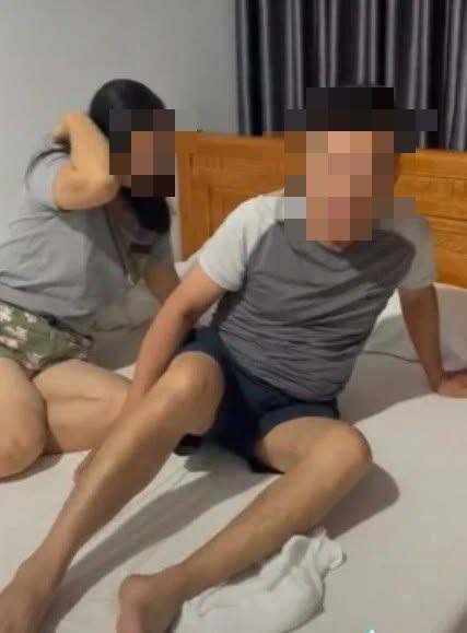 Đang “vui vẻ” với bồ trong khách sạn thì nhận được điện thoại vợ vào viện mổ cấp cứu… Chồng viện cớ công tác xa để nhờ luôn cậu bạn thân chăm sóc vợ hộ. Sau 10 ngày ‘cháy hết mình’ cùng tình trẻ, anh ta chết lặng khi thấy thứ này giữa nhà… Người vợ đã…