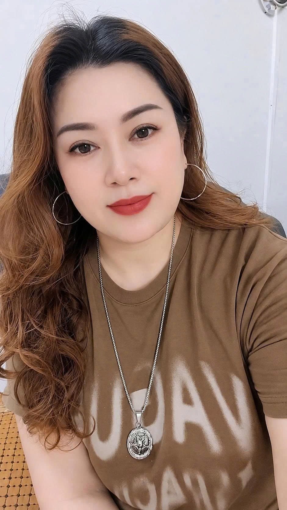 bị Chồng đ;uổi đi, tôi đành nhận lời làm vợ anh phụ hồ để có chỗ ở, 3 tháng sau ch/oáng v/áng khi…Tôi vẫn nhớ rõ cái buổi chiều mưa đó – khi tôi bị đuổi ra khỏi căn nhà từng gọi là “tổ ấm” với đúng một vali quần áo và chiếc điện thoại sắp cạn pin.