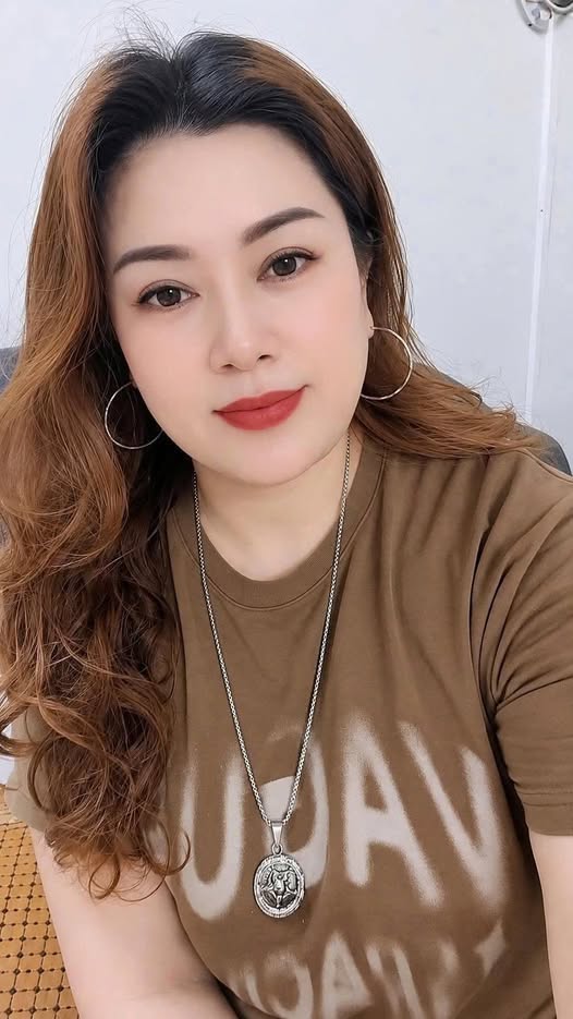 bị Chồng đ;uổi đi, tôi đành nhận lời làm vợ anh phụ hồ để có chỗ ở, 3 tháng sau ch/oáng v/áng khi…Tôi vẫn nhớ rõ cái buổi chiều mưa đó – khi tôi bị đuổi ra khỏi căn nhà từng gọi là “tổ ấm” với đúng một vali quần áo và chiếc điện thoại sắp cạn pin.