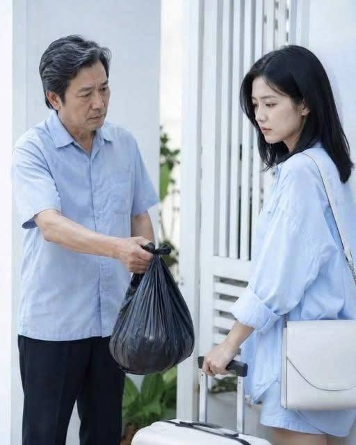 Thấy tôi rời khỏi nhà chồng với hai bàn tay trắng, bố chồng lặng lẽ đưa cho tôi một túi đen, nhờ “tiện tay vứt hộ ra đầu ngõ